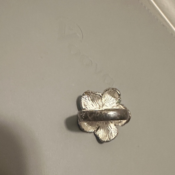 Elegant Silver Floral Ring - Picture 3 of 3